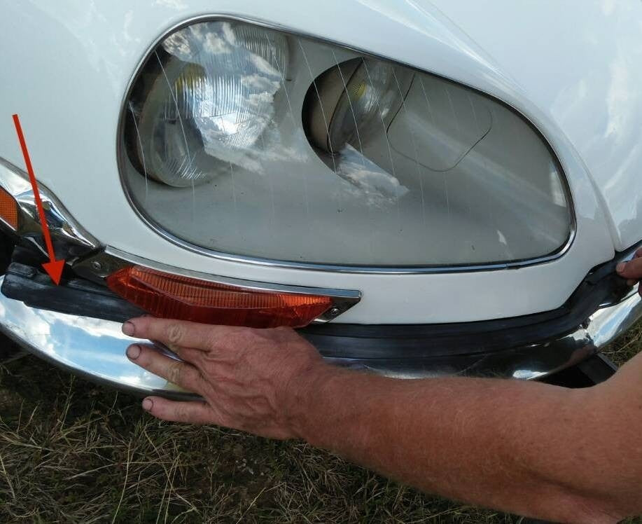 Rubber between front R fender and bumper from 69 Citroën ID/DS