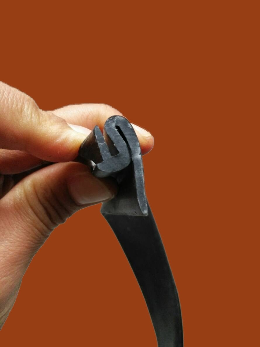 Rubber strip between front fender and front bonnet (L 1255) Citroën ID/DS