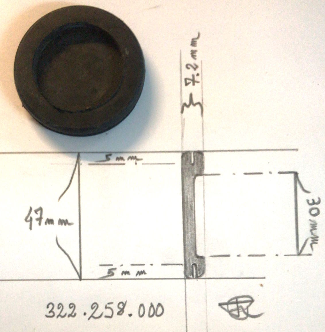 Rubber plug in water gutter above 4 th cilinder Citroën ID/DS