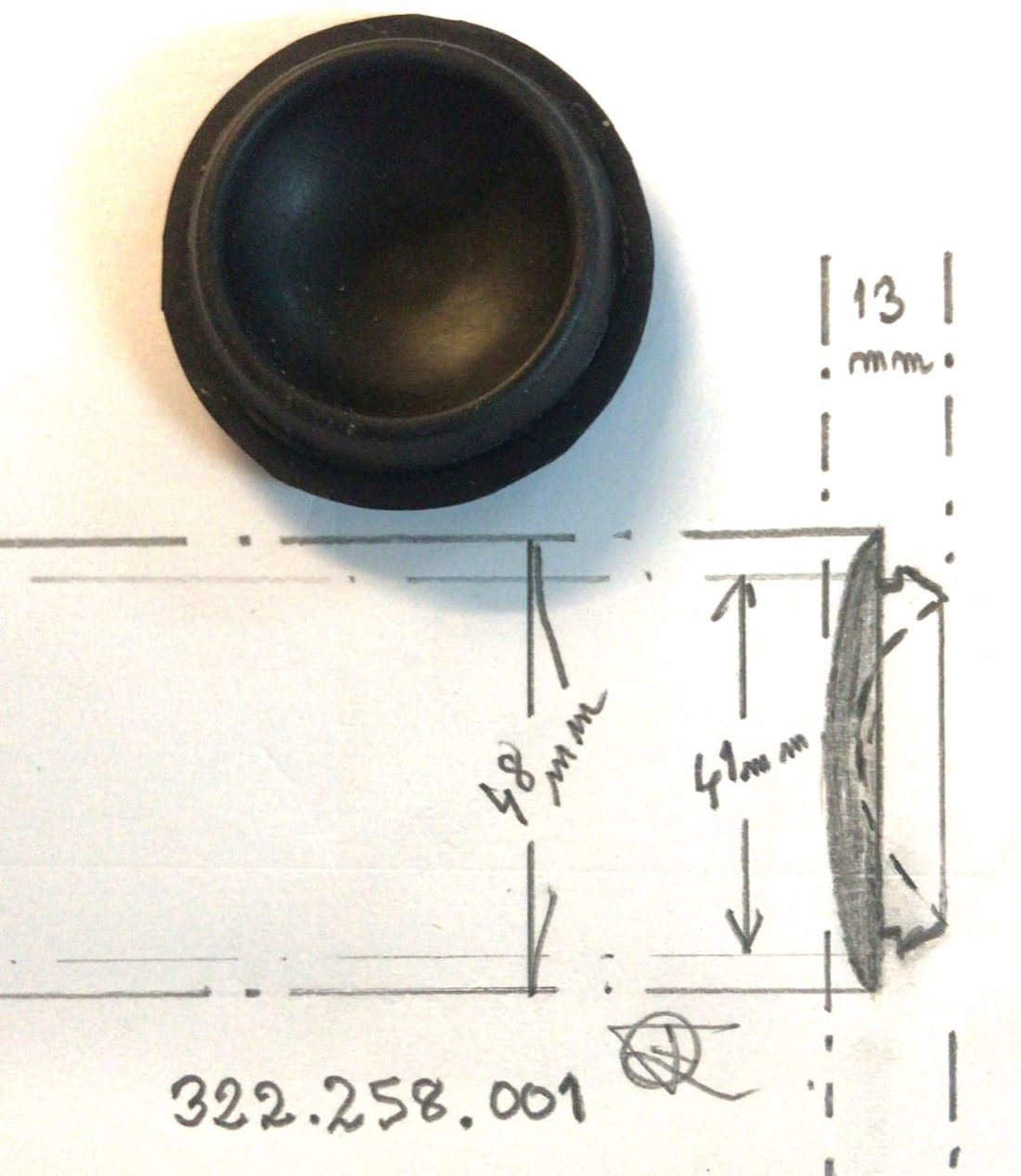 Rubber plug in water gutter above 4 th cilinder original part! Citroën ID/DS