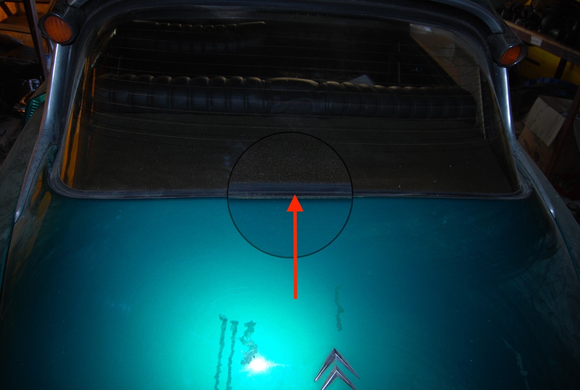 Rubber strip mounted on boot hood between rear window and boot hood (1650) Citroën ID/DS
