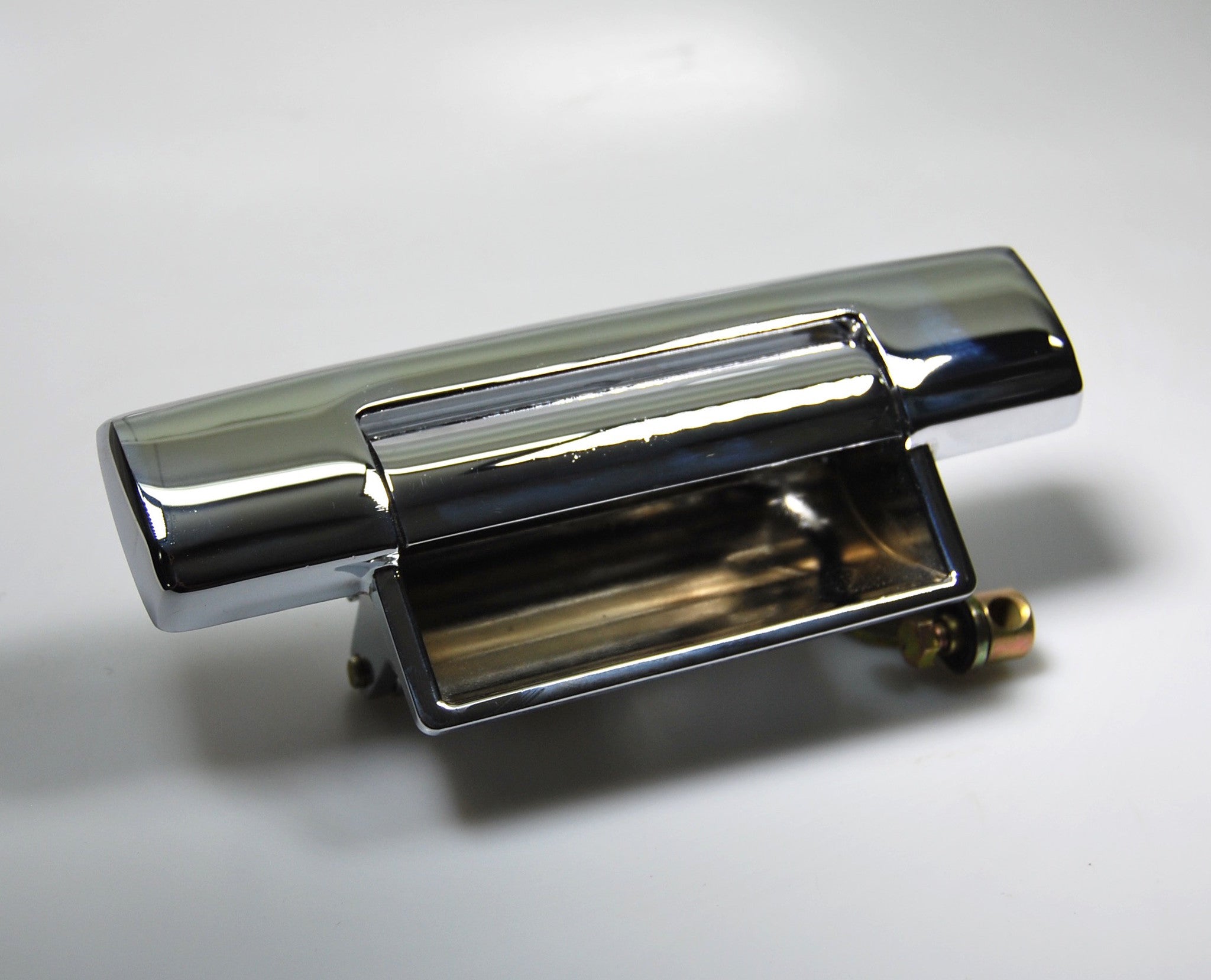 Door handle right outside on the left (top quality). The handles are identically constructed in front and rear.  There is a difference between left and right.Suitable for Citroen DS, starting from year of construction 1972. Price per piece.  These handles