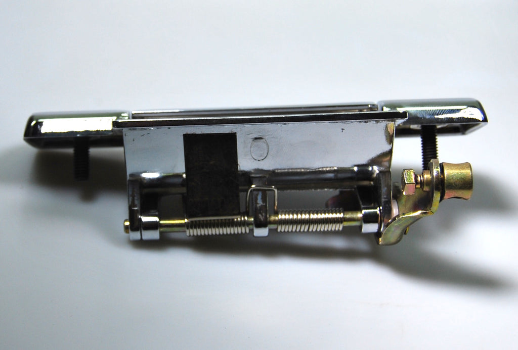Door handle right outside on the left (top quality). The handles are identically constructed in front and rear.  There is a difference between left and right.Suitable for Citroen DS, starting from year of construction 1972. Price per piece.  These handles