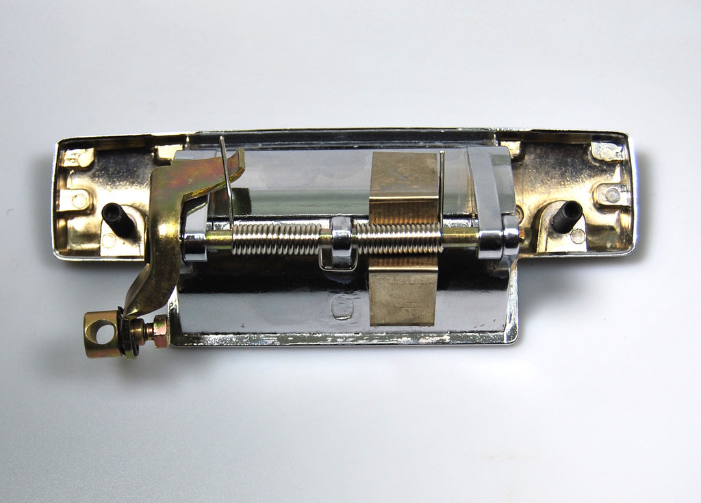 Door handle right outside on the left (top quality). The handles are identically constructed in front and rear.  There is a difference between left and right.Suitable for Citroen DS, starting from year of construction 1972. Price per piece.  These handles