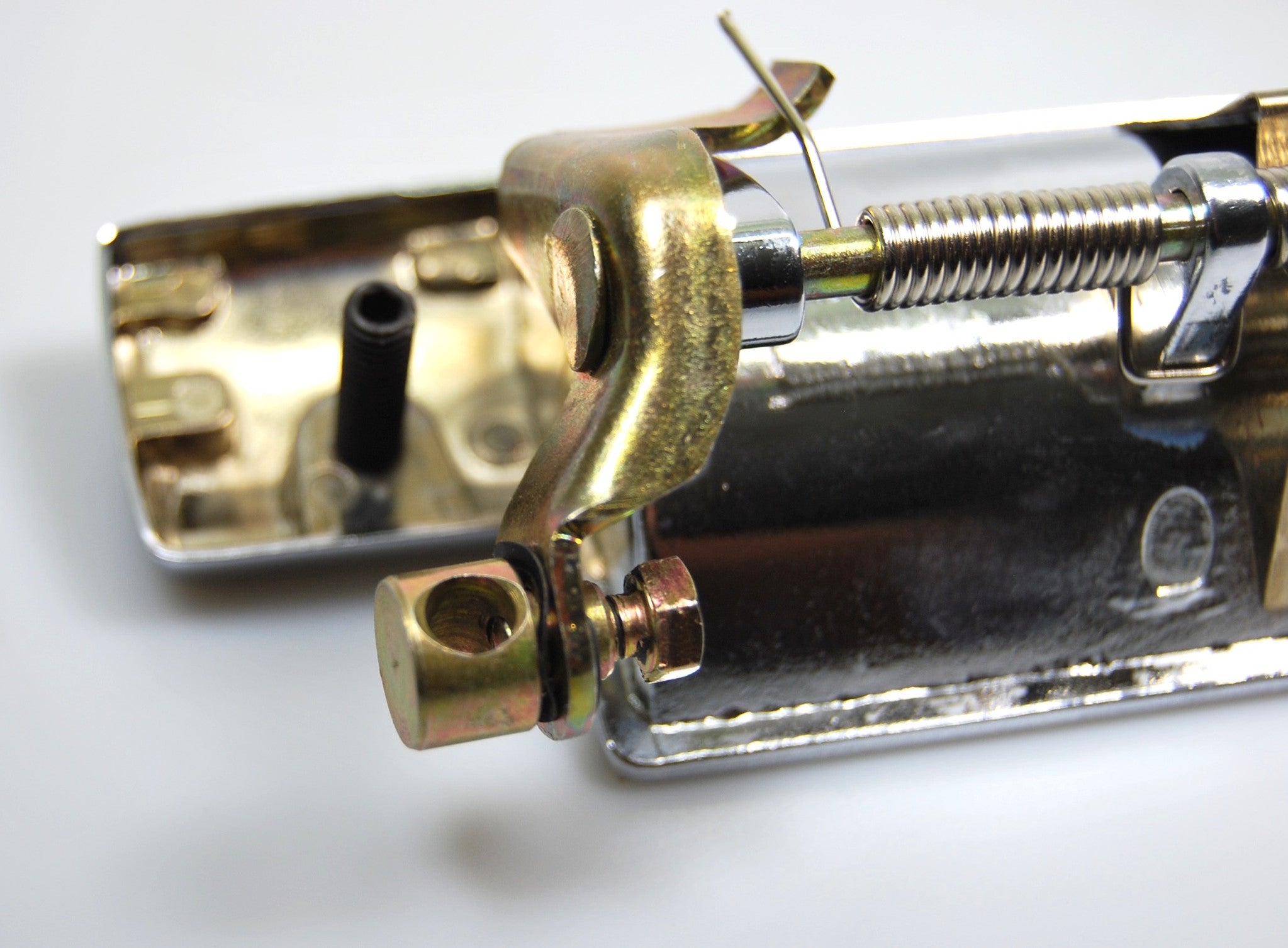 Door handle right outside on the left (top quality). The handles are identically constructed in front and rear.  There is a difference between left and right.Suitable for Citroen DS, starting from year of construction 1972. Price per piece.  These handles