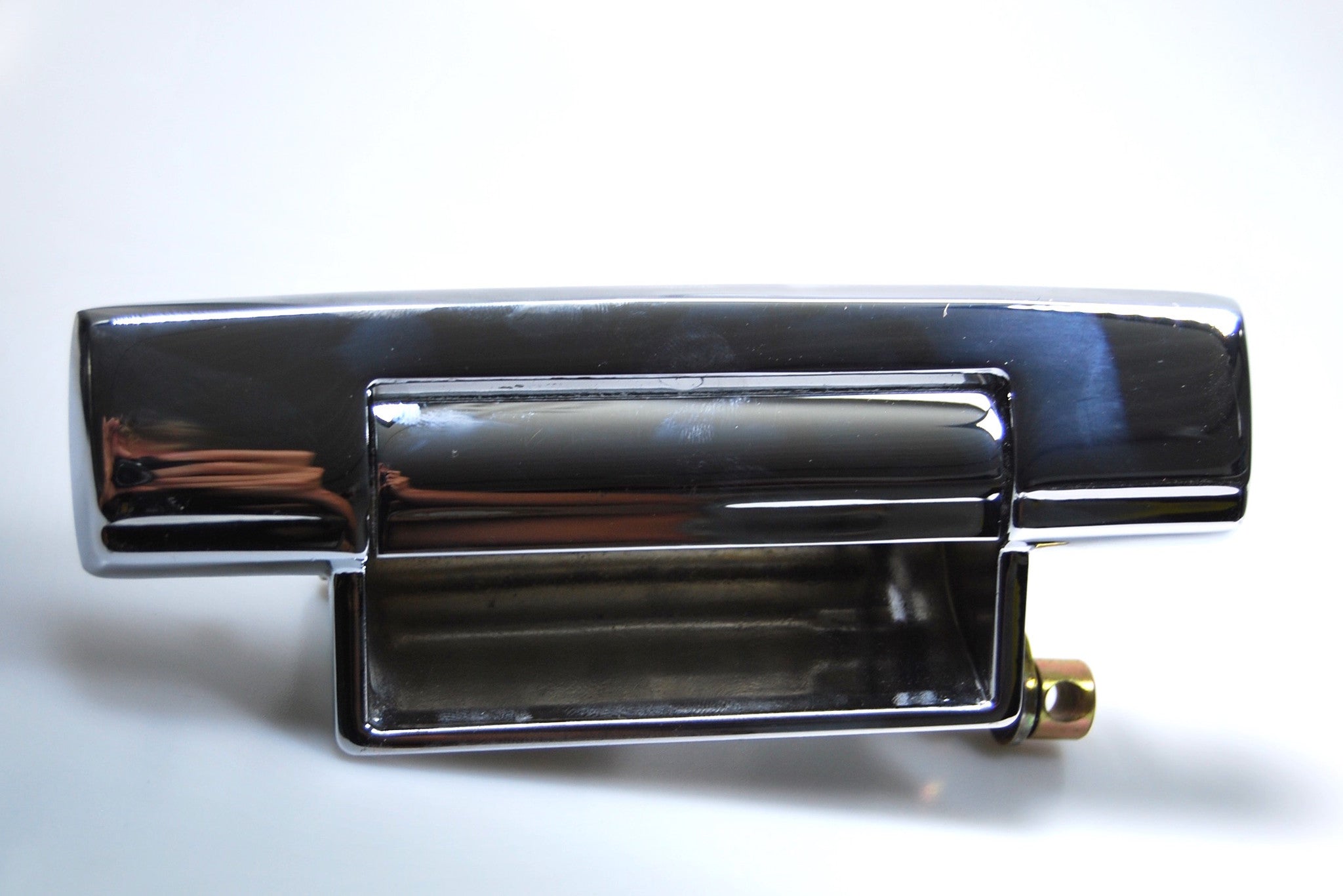 Door handle right outside on the left (top quality). The handles are identically constructed in front and rear.  There is a difference between left and right.Suitable for Citroen DS, starting from year of construction 1972. Price per piece.  These handles