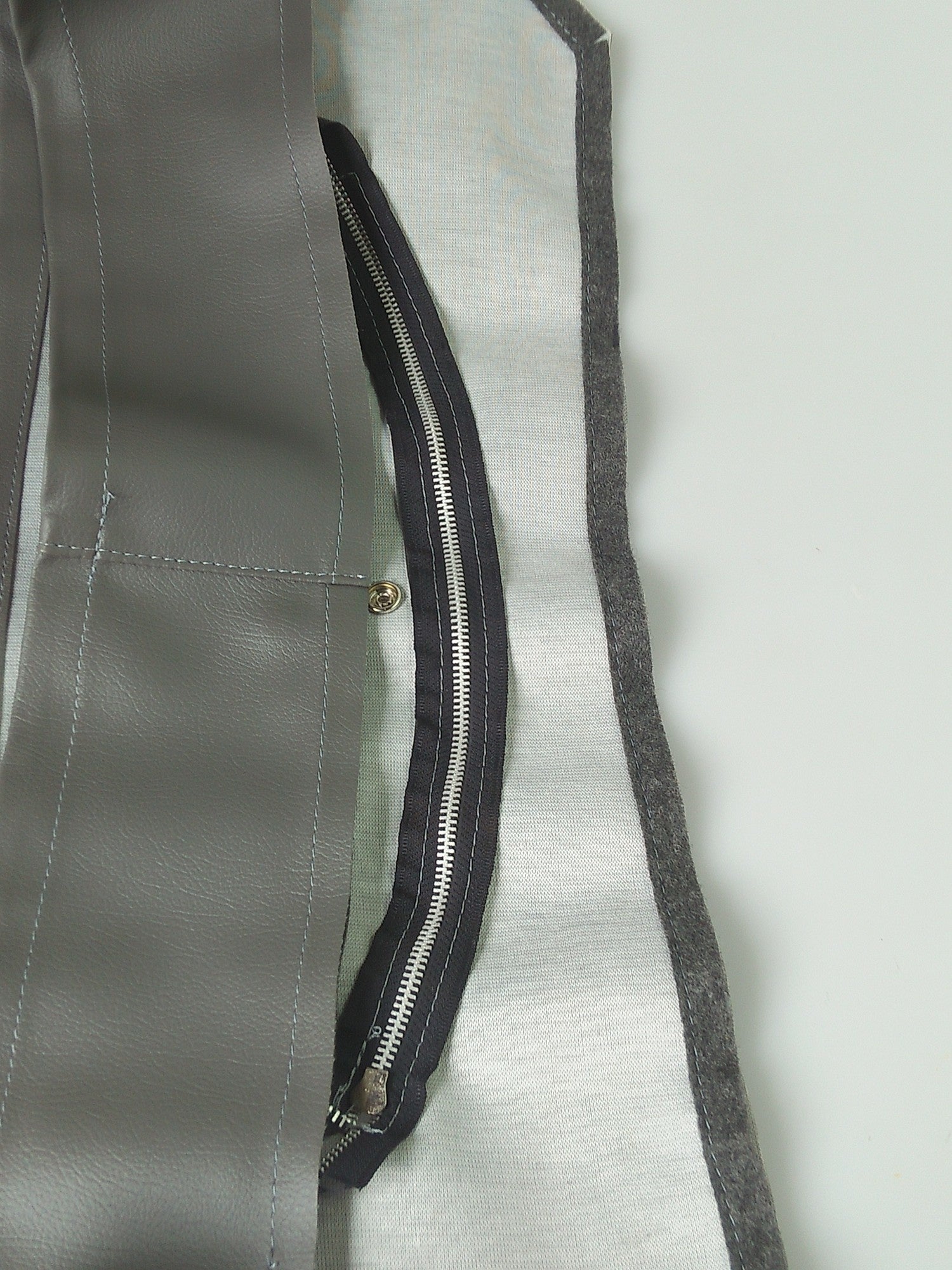 Leatherette conduct with zipper placed in front of the radiator from 65 Citroën ID/DS